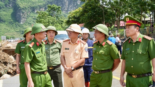 Ấm áp nghĩa tình quân dân giữa tâm lũ Mường Than