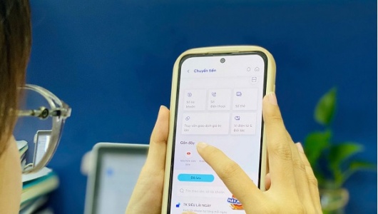 Thực hư quy định chuyển tiền trên 400 triệu đồng phải chờ 24 giờ
