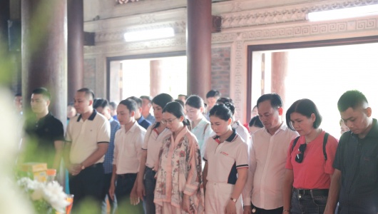 Tạp chí điện tử Thương hiệu và Pháp luật dâng hương tại Nghĩa trang liệt sĩ Việt - Lào, Truông Bồn