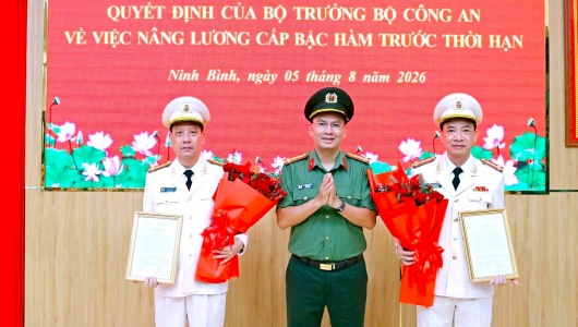 2 Phó Giám đốc Công an tỉnh Ninh Bình được nâng lương cấp bậc hàm trước thời hạn