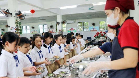 Thủ tướng yêu cầu siết chặt an toàn thực phẩm, minh bạch bữa ăn học sinh