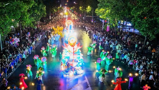 'Biển người' đội mưa sôi động cùng lễ hội đường phố Carnival lớn nhất Nghệ An