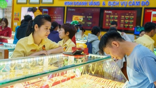 Giá vàng ngày 19/8: Vàng SJC 'bốc hơi' 1,6 triệu đồng/lượng