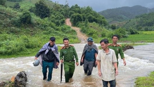 Quảng Ngãi: Băng rừng, vượt suối đưa người đàn ông mắc kẹt trong rừng về nhà an toàn