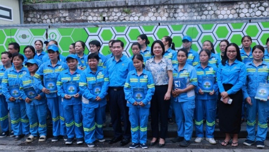 Hà Nội tặng quà, động viên công nhân lao động dịp Quốc khánh 2/9