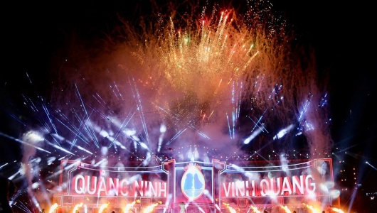  100.000 người đội mưa bùng nổ cùng Concert kỷ lục tại 'Thành phố rạng rỡ tương lai' Quảng Ninh