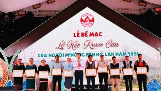 Men say đại ngàn bên hồ Lắk: Khi rượu cần kể chuyện văn hóa M’nông