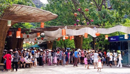 Ninh Bình đón gần nửa triệu lượt khách trong 3 ngày đầu nghỉ lễ Quốc khánh