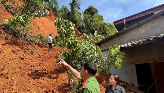 Thái Nguyên: Đất đá sạt lở xuyên tường nhà dân, 4 hộ phải di dời
