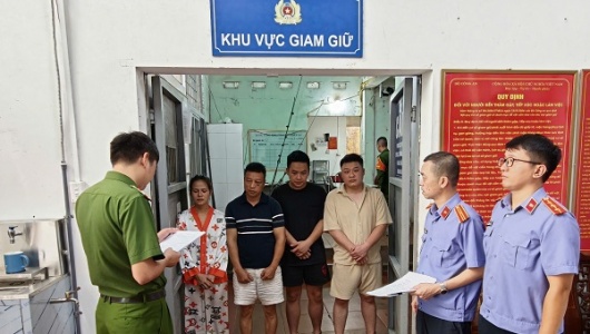 Tạm giữ hình sự 4 đối tượng trong vụ hành hung tài xế taxi ở Quảng Ninh