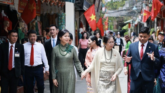 Phu nhân Tổng Bí thư, Chủ tịch nước Tô Lâm và Phu nhân Tổng thống Myanmar thăm làng lụa Vạn Phúc