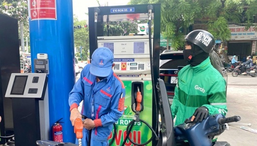Giá xăng tăng mạnh, E5 RON92 tăng hơn 1.200 đồng/lít 
