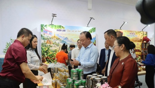 Đặc sản Việt Nam và Lào hội tụ tại Tuần lễ sản phẩm 'Hoa đẹp Chăm Pa'