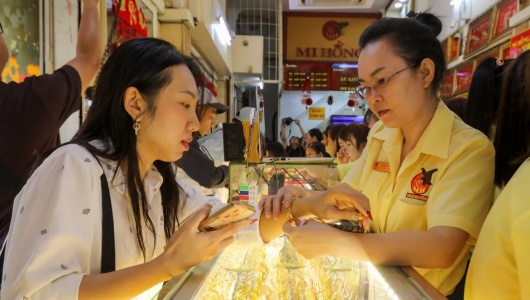Giá vàng hôm nay 8/10: Vàng thế giới rơi thẳng đứng, SJC chịu áp lực giảm