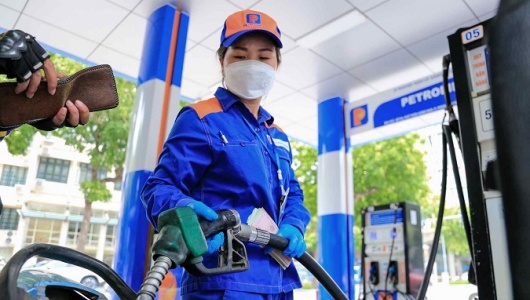 Giá xăng tăng tiếp, xăng E10 vượt 28.000 đồng/lít