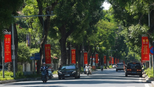 Hà Nội rực rỡ sắc đỏ chào mừng 72 năm Ngày Giải phóng Thủ Đô 10/10