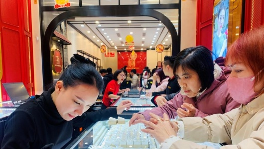 Giá vàng hôm nay 23/10: Vàng thế giới lao dốc, SJC chịu áp lực giảm