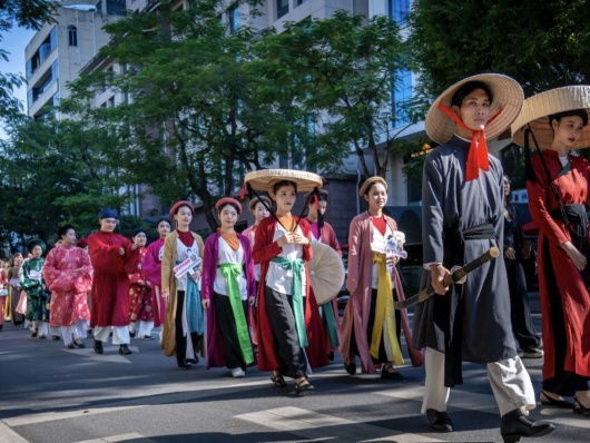 Ấn tượng ngày hội diễu hành Áo dài Du lịch Hà Nội 2025