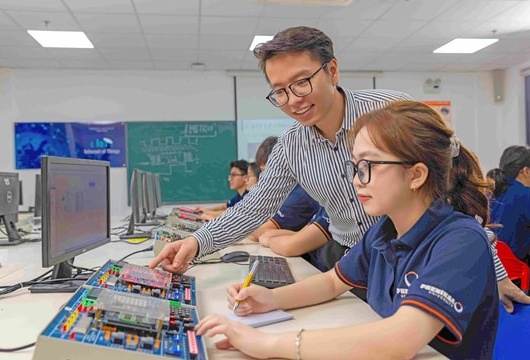 Phát triển đội ngũ trí thức Việt Nam làm động lực then chốt đạt mục tiêu nước thu nhập cao 