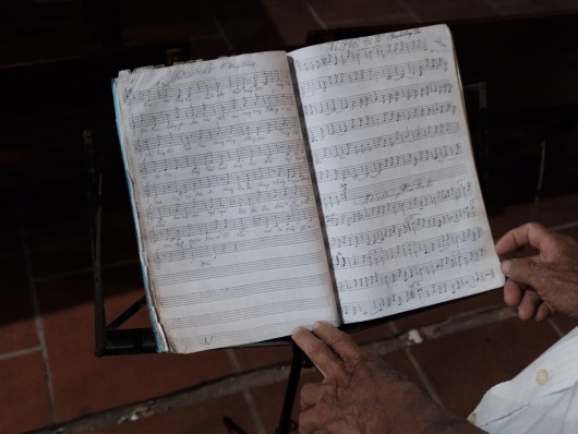 Người “thổi hồn” âm nhạc qua những cây đàn vĩ cầm 