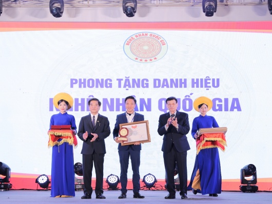 Nghệ nhân Nhữ Văn Cường và hành trình tiếp lửa chạm khắc Đông Giao