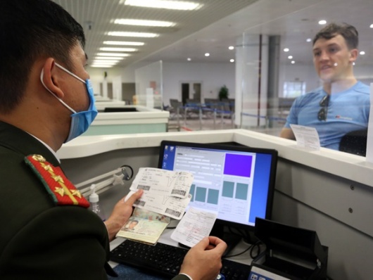 Thực hiện đề nghị cấp thẻ miễn thị thực đặc biệt cho người nước ngoài bảo đảm đúng đối tượng, tiêu chí