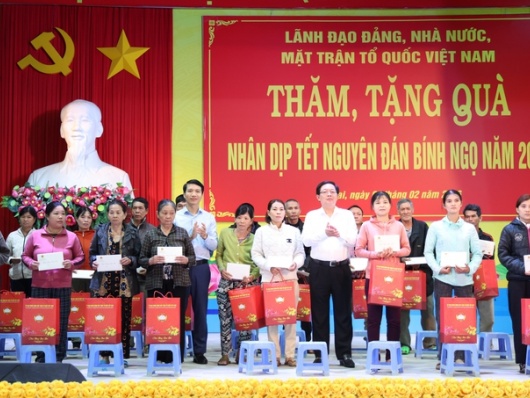 Phó Thủ tướng Hồ Quốc Dũng thăm, tặng quà Tết gia đình chính sách, công nhân khó khăn tại Gia Lai