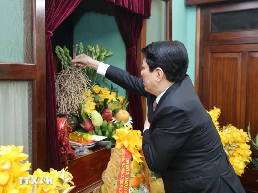 Chủ tịch nước Lương Cường dâng hương tưởng niệm Chủ tịch Hồ Chí Minh tại Nhà 67