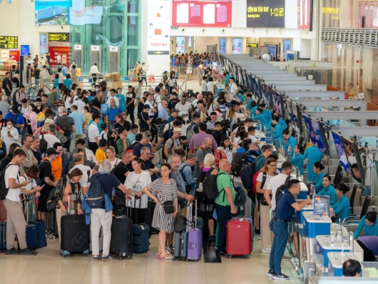 Ngày đầu nghỉ Tết: Sân bay, bến xe đông nghịt người, nhiều tuyến đường ùn tắc