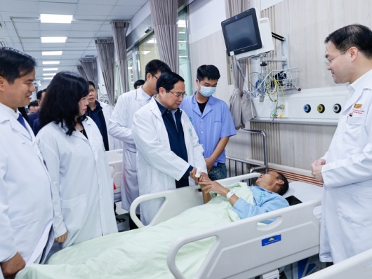 Thủ tướng thăm, chúc Tết các bác sĩ, người bệnh tại Bệnh viện Bạch Mai, Việt Đức