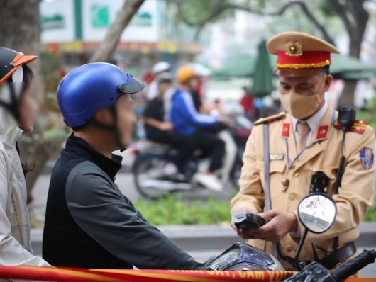 Mùng 1 Tết, nhiều người vi phạm nồng độ cồn, có cả tài xế xe buýt