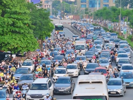 Thủ tướng chỉ đạo không để xảy ra ùn tắc kéo dài trên các tuyến đường vào Hà Nội và TPHCM