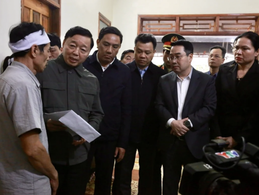Phó Thủ tướng Trần Hồng Hà đến thăm hỏi gia đình nạn nhân vụ chìm tàu hồ Thác Bà