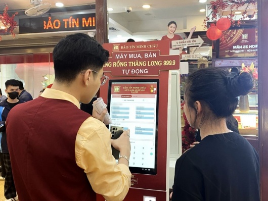 'Sốt vàng' gần ngày 'vía Thần Tài', doanh nghiệp lắp máy bán vàng tự động