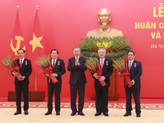 Thủ tướng Phạm Minh Chính nhận Huân chương Quân công hạng Nhất