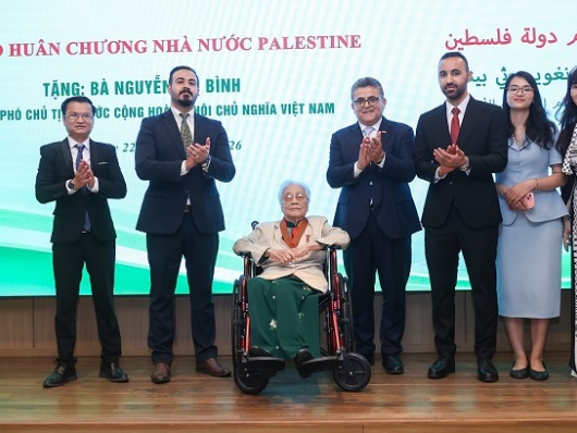 Nguyên Phó Chủ tịch nước Nguyễn Thị Bình nhận Huân chương “Ngôi sao Công trạng” của Nhà nước Palestine