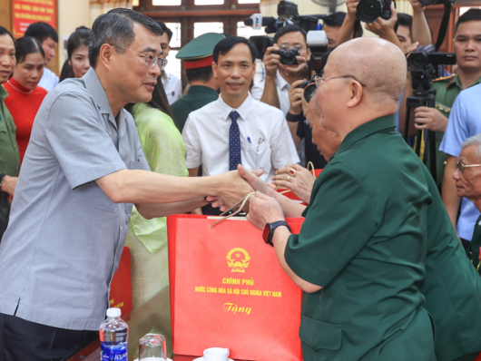 Thủ tướng Lê Minh Hưng thăm và tặng quà thương binh, bệnh binh tại Ninh Bình