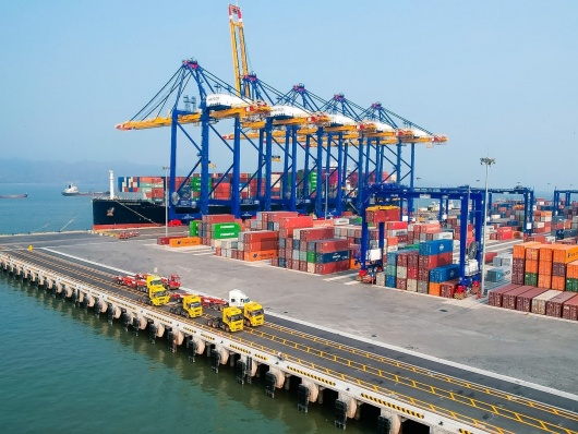 Nhập siêu vượt 20 tỷ USD, kỳ vọng tăng trưởng dài hạn