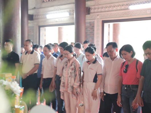 Tạp chí điện tử Thương hiệu và Pháp luật dâng hương tại Nghĩa trang liệt sĩ Việt - Lào, Truông Bồn