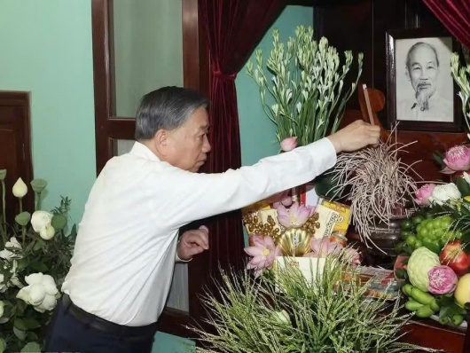 Tổng Bí thư, Chủ tịch nước Tô Lâm dâng hương tưởng nhớ Chủ tịch Hồ Chí Minh