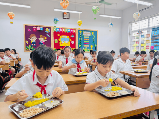 Thủ tướng yêu cầu tăng cường bảo đảm an toàn, chất lượng bữa ăn bán trú cho học sinh