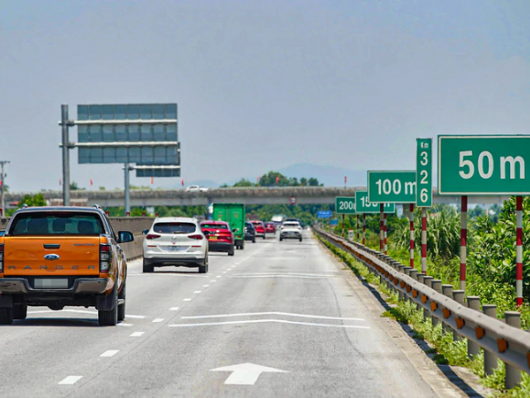 Phó Thủ tướng yêu cầu rà soát, hoàn thiện quy định về khoảng cách an toàn trên cao tốc