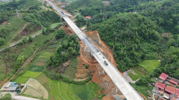 Thi công xuyên lễ tại công trường cao tốc Hữu Nghị - Chi Lăng