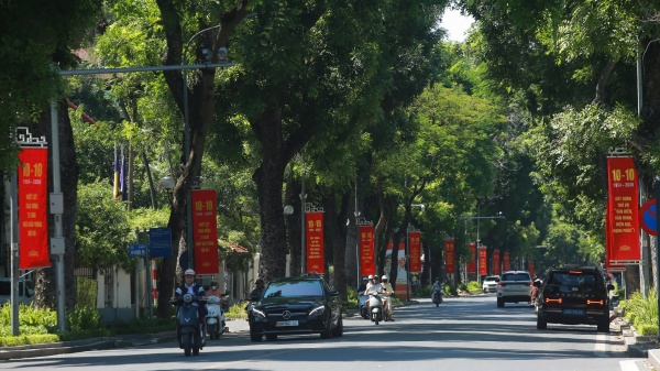 Hà Nội rực rỡ sắc đỏ chào mừng 72 năm Ngày Giải phóng Thủ Đô 10/10
