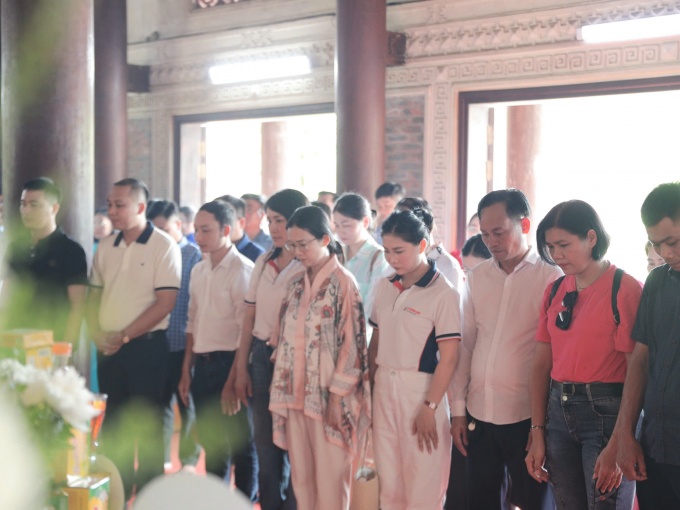 Tạp chí điện tử Thương hiệu và Pháp luật dâng hương tại Nghĩa trang liệt sĩ Việt - Lào, Truông Bồn