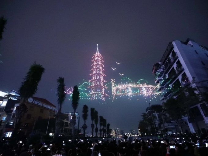 Pháo hoa rực sáng, lung linh trên bầu trời Thủ đô chào đón Xuân Giáp Thìn