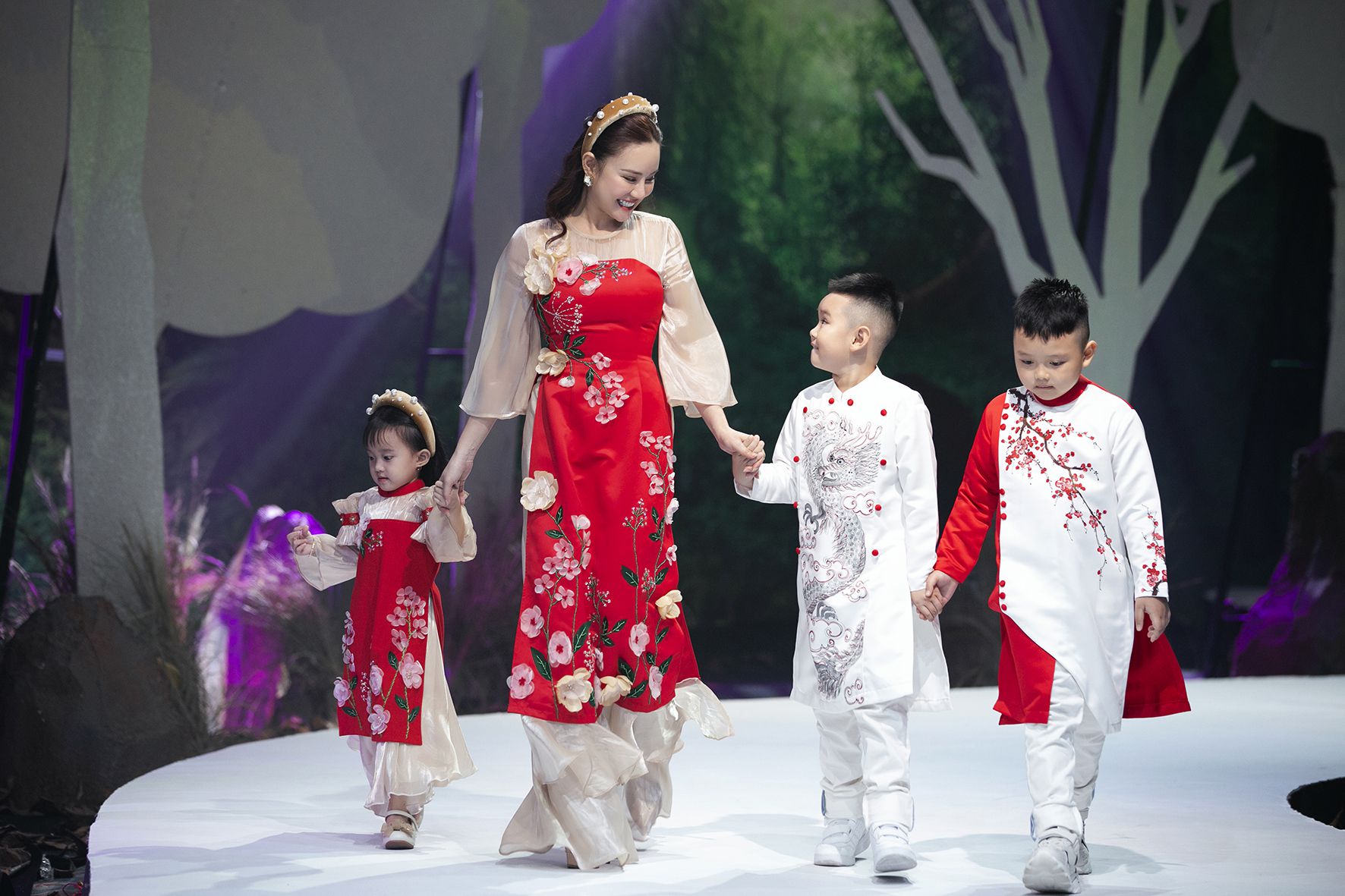 Gia đình các sao Việt trình diễn thời trang trong ngày cuối VJFW 2020