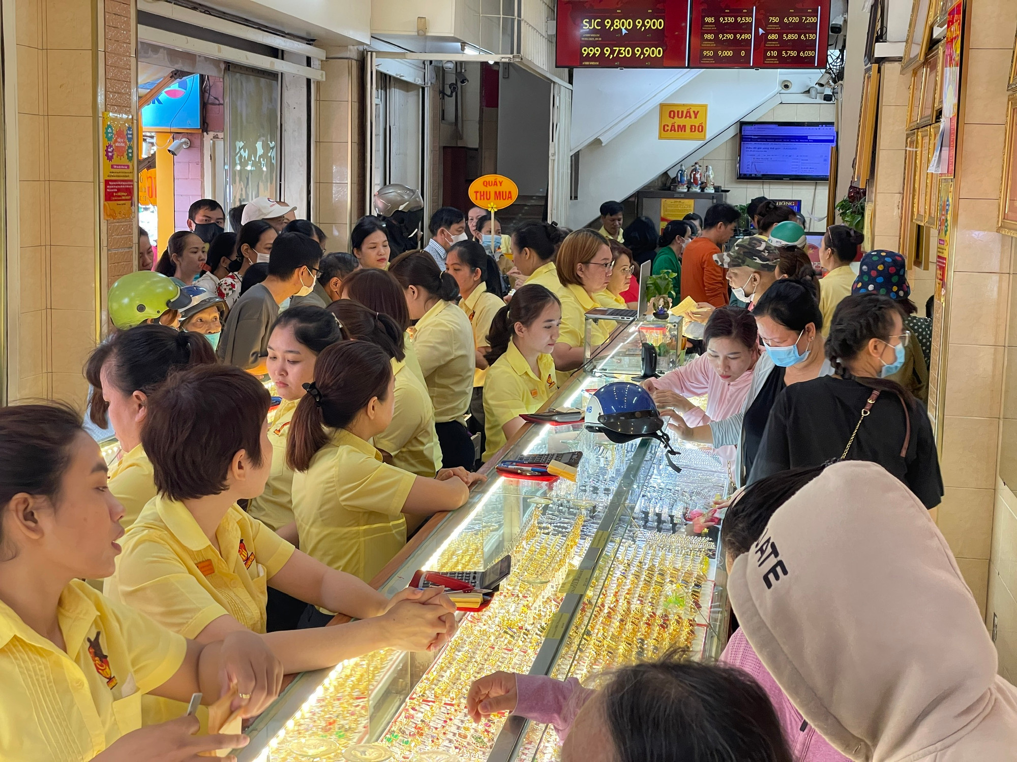 Giá vàng ngày 12/3: Vàng SJC quanh mốc 186 triệu đồng, thị trường 'giằng co' kịch tính